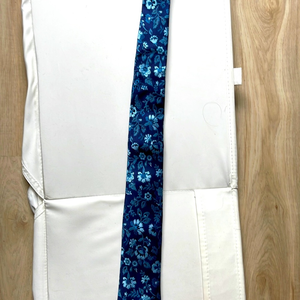 Robert Graham Mens Navy/ Light Blue Floral Tie